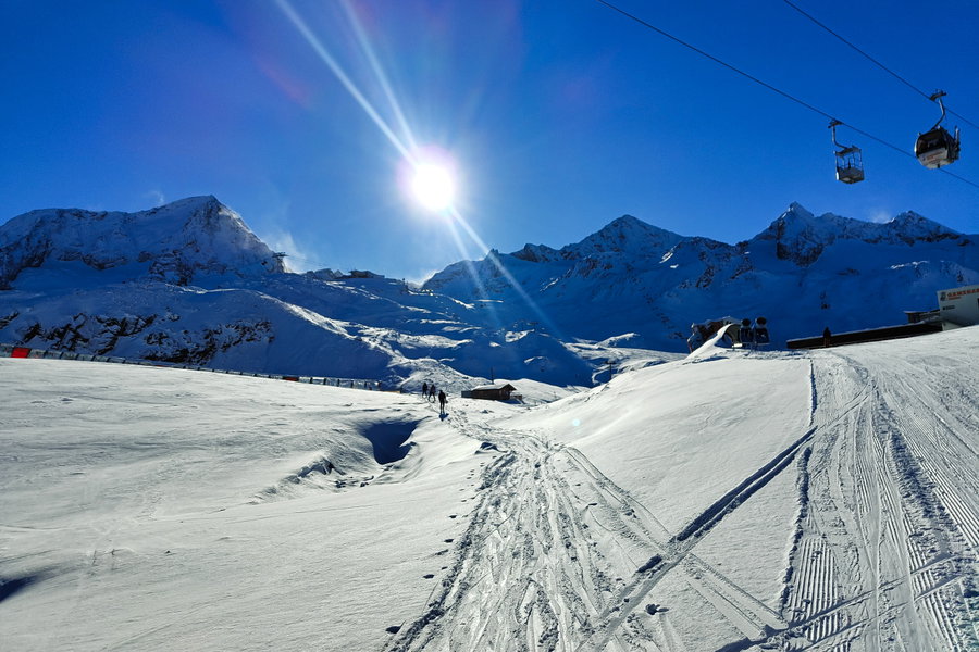 Aufstieg im Skigebiet. Foto: Simon Widy