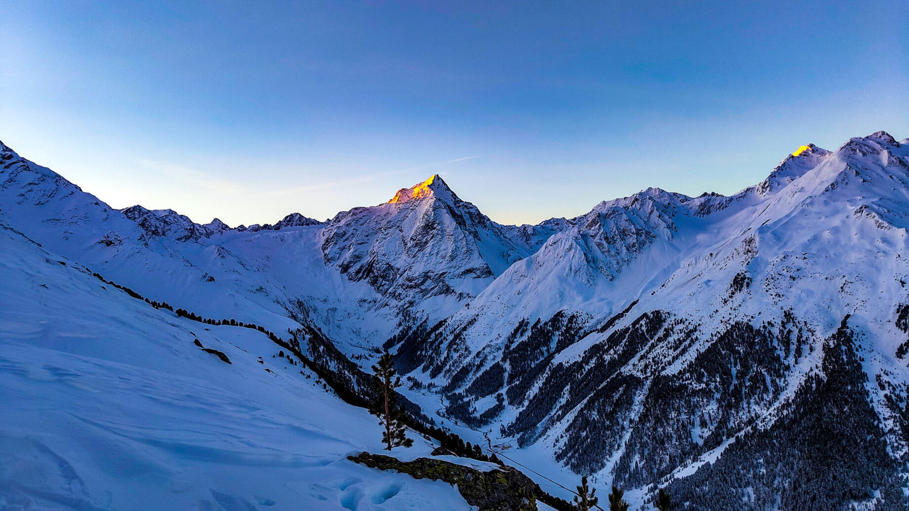 Die ersten Sonnenstrahlen erreichen den Lüsener Fernerkogel. Foto: Simon Widy