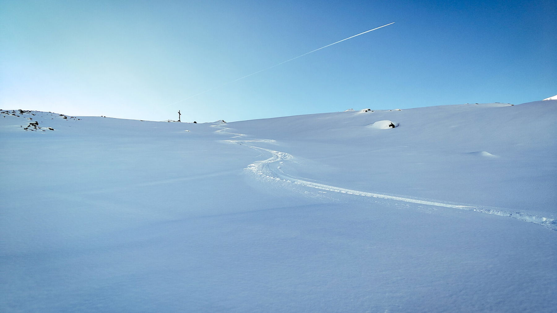 Die erste Spur in den unberührte Abfahrtshängen im Osten des Schaflegerkogels. Foto: Simon Widy