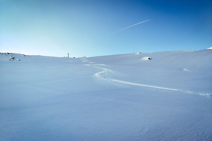 Die erste Spur in den unberührte Abfahrtshängen im Osten des Schaflegerkogels. Foto: Simon Widy