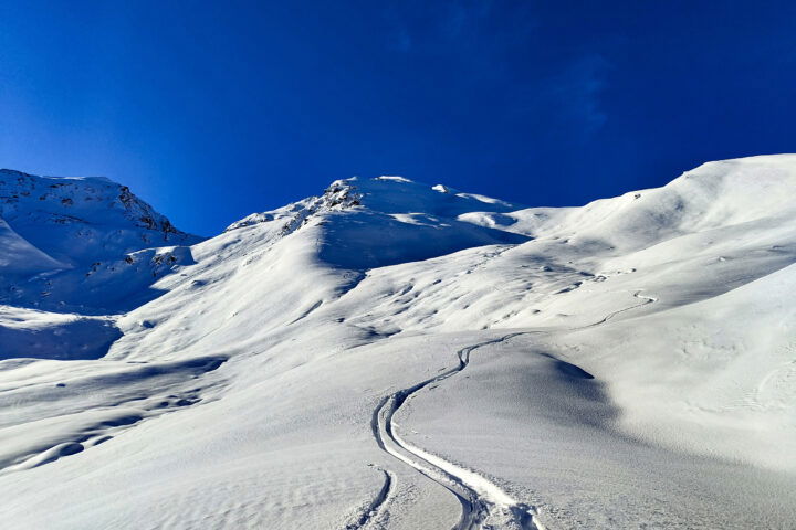 Die erste Spur in den unberührte Abfahrtshängen im Osten des Schaflegerkogels. Foto: Simon Widy