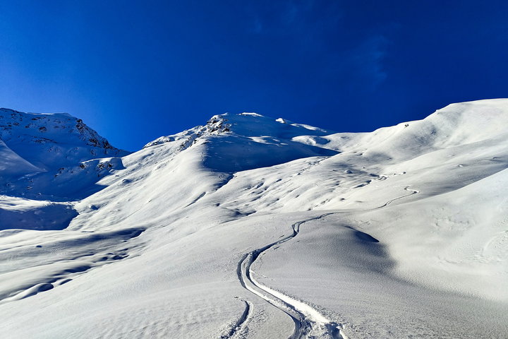 Die erste Spur in den unberührte Abfahrtshängen im Osten des Schaflegerkogels. Foto: Simon Widy
