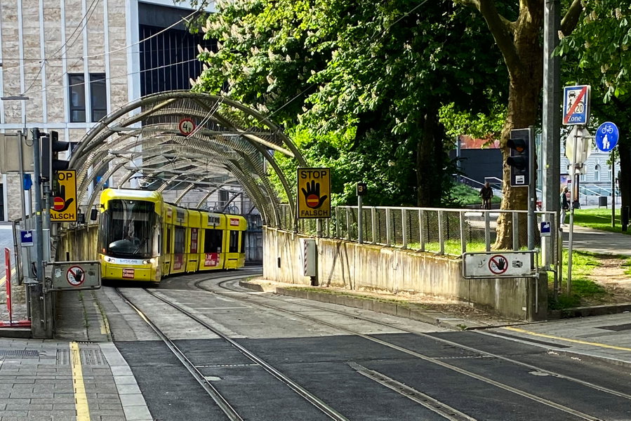 Mit der Straßenbahn von Linz Hbf nach Urfahr. Foto: Peter Backé