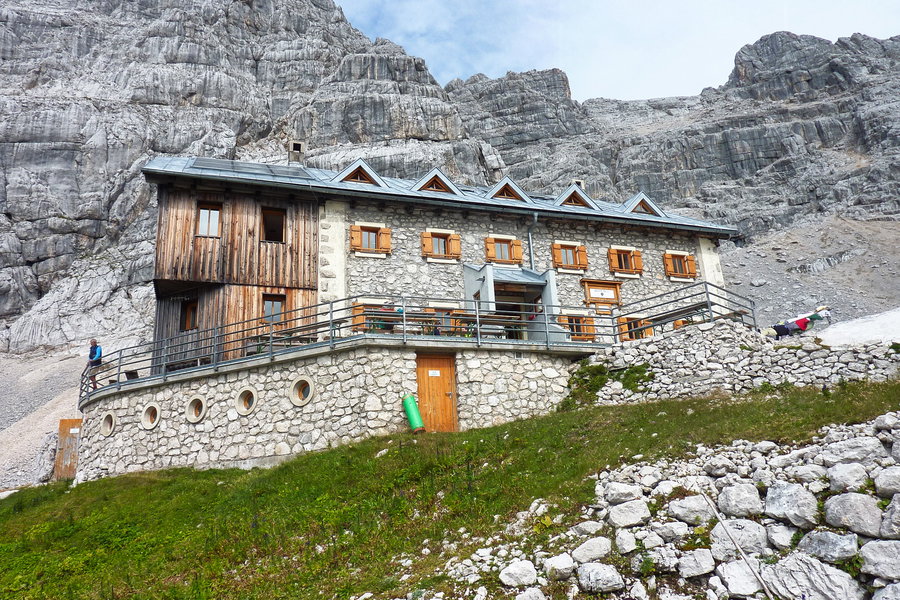 Die Adamekhütte. Am Fuße des Großen Gosaugletschers anno dazumal errichtet. Heute ist die Gletscherzunge weit weg von der Hütte. Foto: Siebenbrunner, POW AT