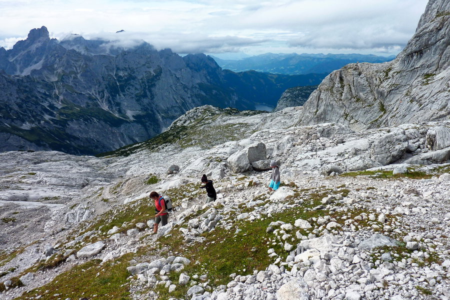 Immer weiter bergab durch die kahle Karstlandschaft. Links im Bild die Bischofsmütze. Foto: Siebenbrunner, POW AT