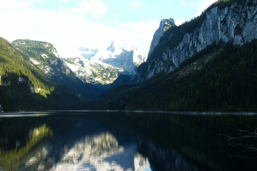 Der Vordere Gosausee. Frühmorgens ist es hier noch etwas finster. Einzig der Gletscher blendet schon runter. Foto: Siebenbrunner, POW AT