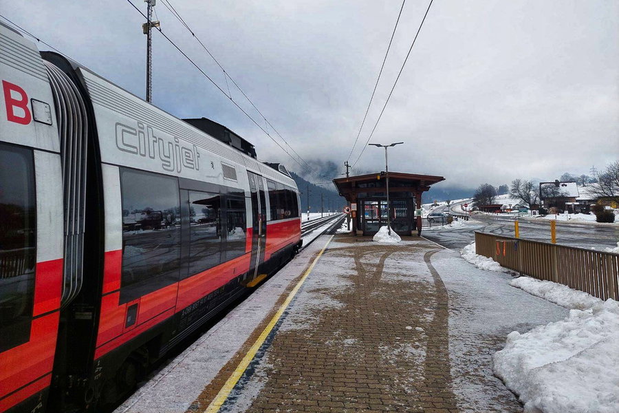 Bahngleis in Kammern mit Unterführungsgebäude. Foto: Alice Frischherz