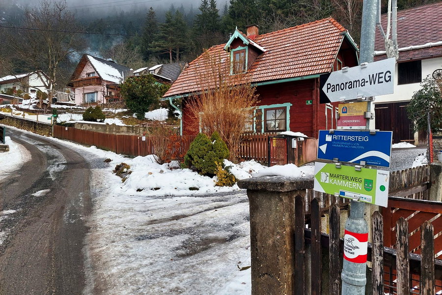 Ortsgebiet Kammern mit blauem Wegweiser des Rittersteigs. Foto: Alice Frischherz