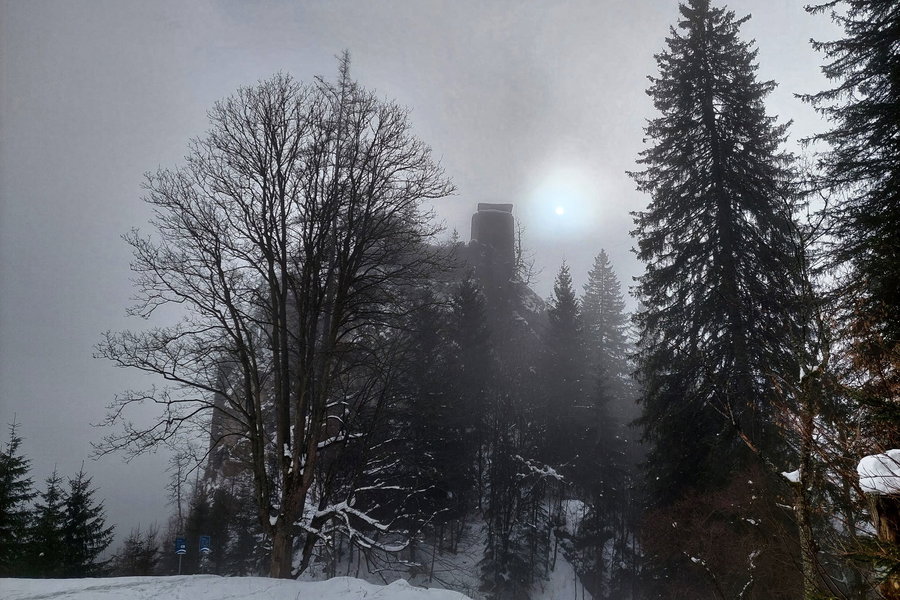 Der Blick von weiter weg auf die Ruine Kammerstein ist besser. Foto: Alice Frischherz