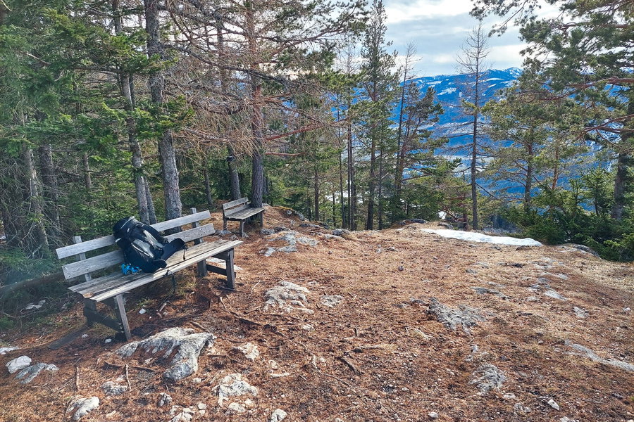 Holzbänke am Plateau des Gindlhorn. Foto: Alice Frischherz