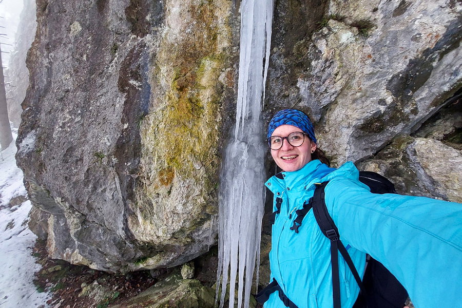 Riesige Eiszapfen bei einer Grotte. Foto: Alice Frischherz