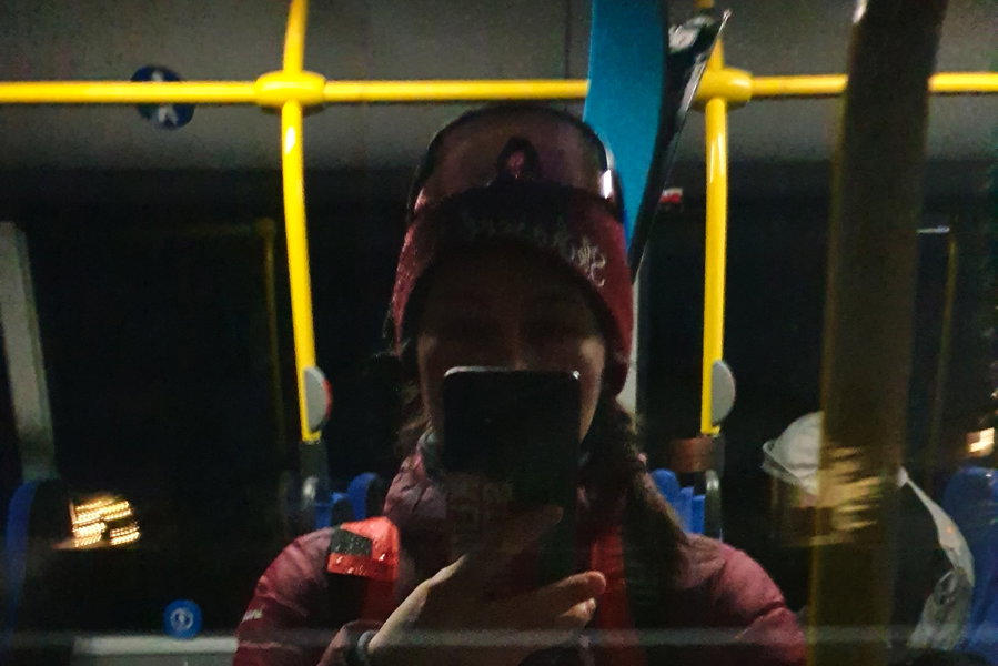 Mit dem Skiern am Rucksack im Bus. Foto: Maresa Brandner
