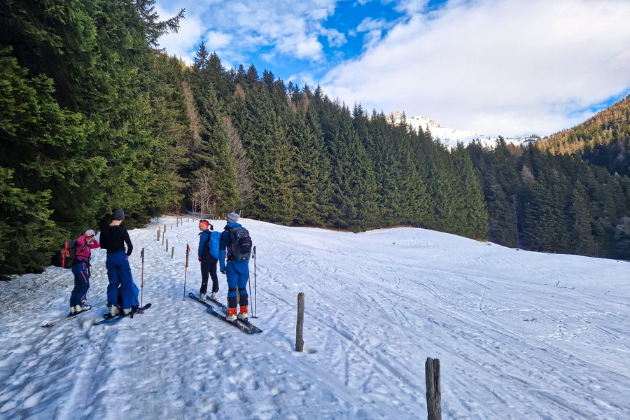 Diese Stelle mit dem Zaun prägen wir uns schon im Aufstieg ein, hier zweigt nämlich später unsere Abfahrtsvariante ab. Im Hintergrund können wir schon die Griesmauer entdecken. Foto: Toni, POW AT