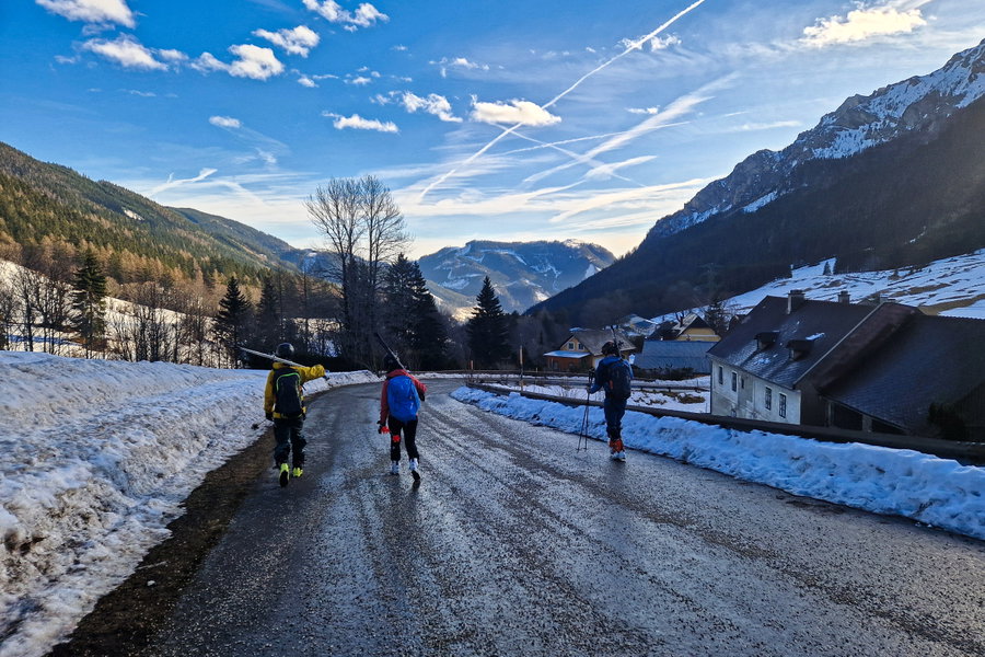 Die Tour endet, wie sie begonnen hat: Mit einem kurzen Fußmarsch. Foto: Toni, POW AT
