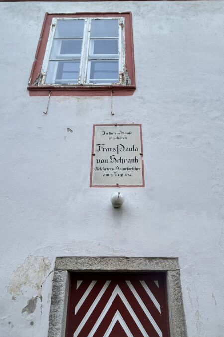 Vornbach: Schmiedeiesenriegel am Friedhofstor, Hinweis auf einen berühmten Bewohner. Fotos Veronika Schöll