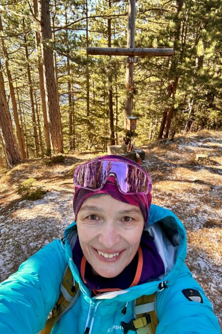Gipfelkreuz und Aussicht am Kienberg. Fotos Veronika Schöll
