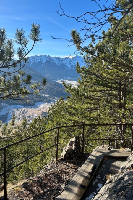 Gipfelkreuz und Aussicht am Kienberg. Fotos Veronika Schöll