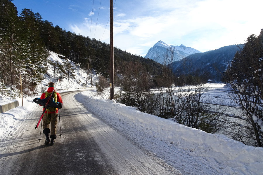 Auf der Straße taleinwärts. Foto: Simon Widy