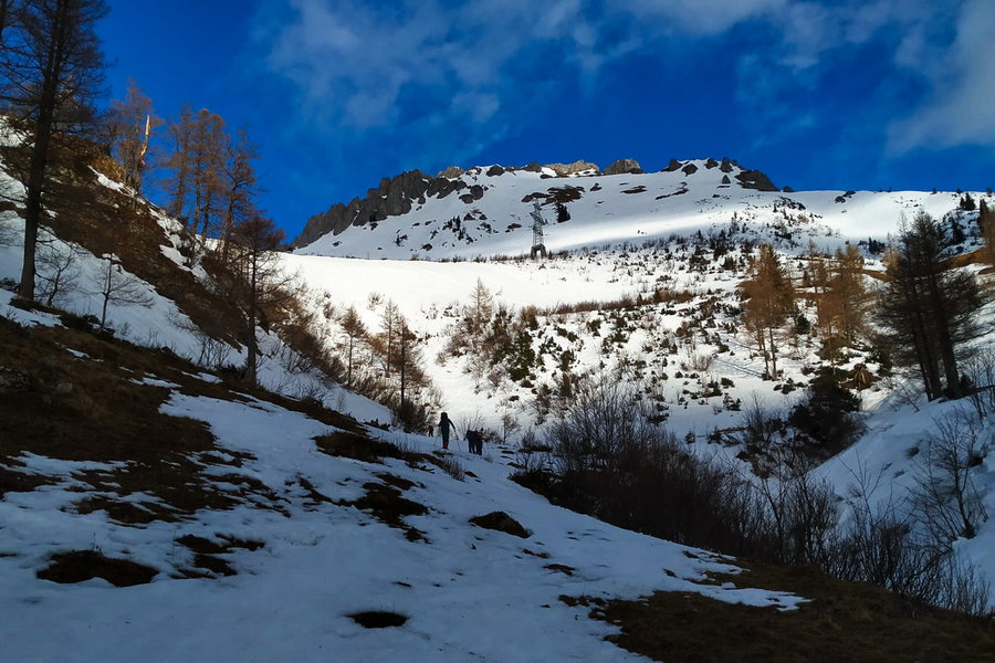 Der Gipfelhang liegt bereits teilweise in der Sonne. Foto: POW AT
