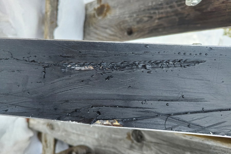 Bruchharsch-Verhältnisse und die darunterliegenden Steine hinterlassen im schneearmen Jänner 2023 ihre Spuren. Foto: Simon Widy