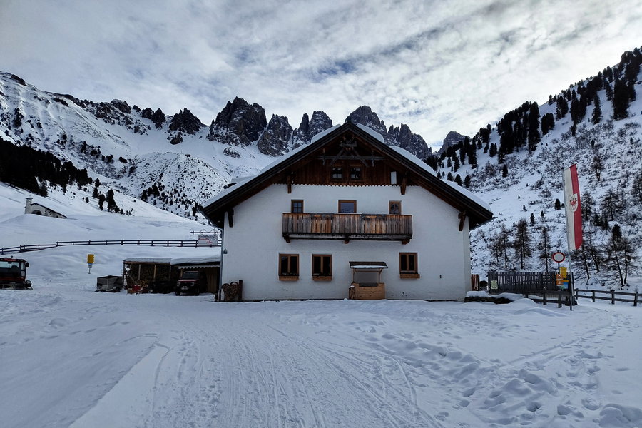 Die Kemater Alm mit den Kalkkögeln im Hintergrund. Foto: Simon Widy