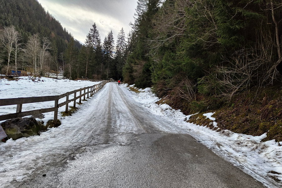 Je nach Verhältnissen müssen die Ski das letzte Stück bis zum Bus getragen werden. Foto: Simon Widy