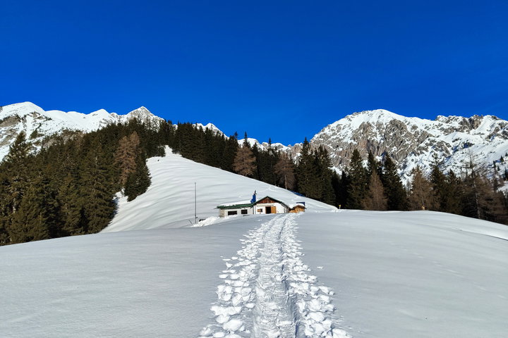 Die Spur führt an der privaten Solnalm vorbei. Foto: Simon Widy