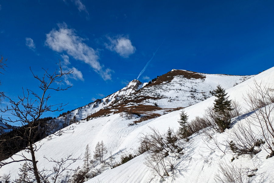 Die Leobner Hütte lassen wir heute im wahrsten Sinne des Wortes “links” liegen. Aufgrund der weißen Farbe ist sie ohnehin schwer von den “Schneeflecken” zu unterscheiden … Foto: Anna, POW AT
