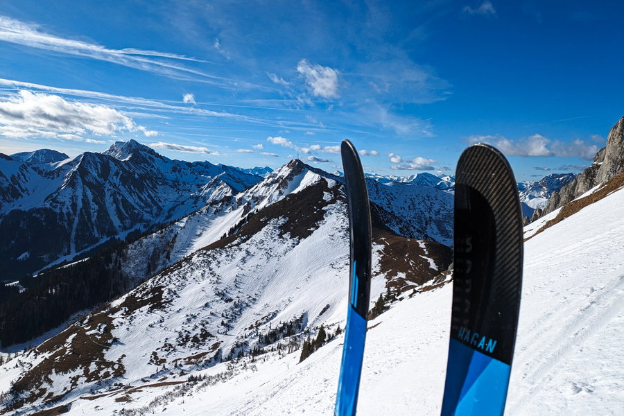 Vom Skidepot aus können wir den Polster erblicken. Der Wind der letzten Tage hat den Schnee erheblich verfrachtet und den Kamm weitgehend schneefrei gemacht. Im Hintergrund ist auch der Eisenerzer Reichenstein zu erkennen. Foto: POW AT