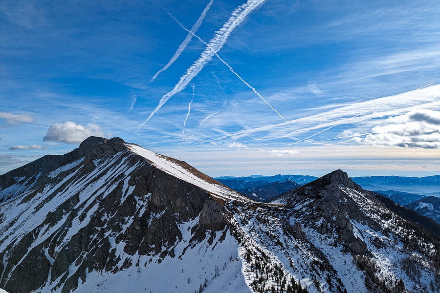 Der Hochturm mit dem vorgelagerten Lamingegg, rechts die verschwindend klein wirkende Leobner Mauer. Allzu viel Schnee ist hier nicht mehr übrig. Foto: Anna, POW AT