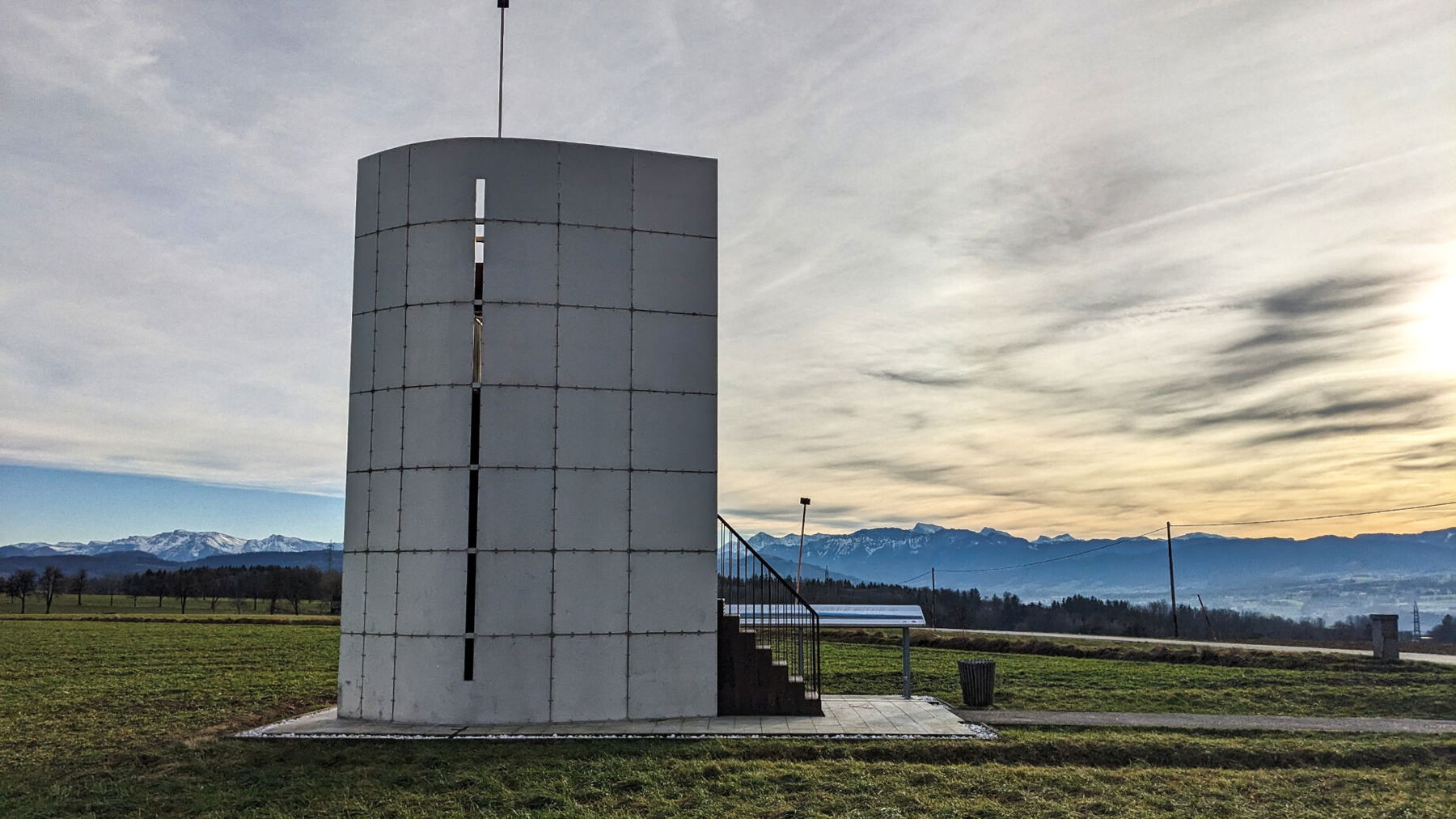 Baum mitten in der Welt. Foto: Thomas Obermair
