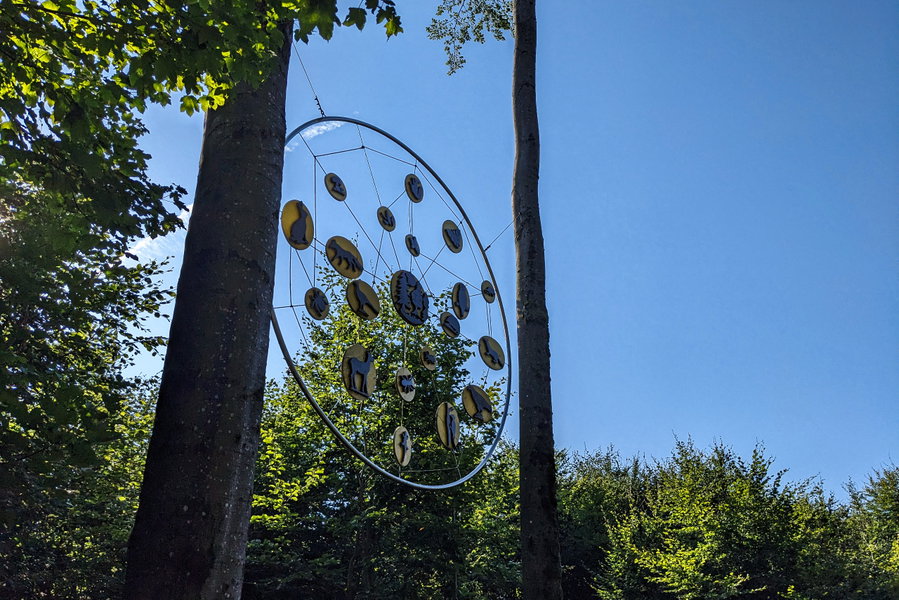 Kunstinstallationen - zum Beobachten, Anfassen, Riechen, Fühlen und Mitmachen. Für einen Reiz des Geschmackssinnes sorgen die vielen Brombeersträucher! Foto: Thomas Obermair