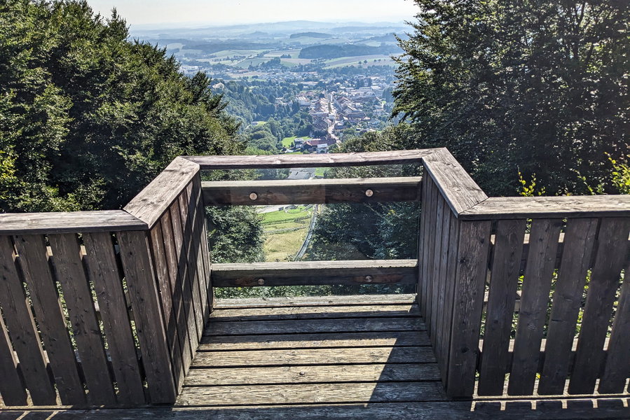 Eine Aussichtsplattform bei der Bergstation zeigt uns geradewegs das schöne Zentrum von Haag am Hausruck. Foto: Thomas Obermair