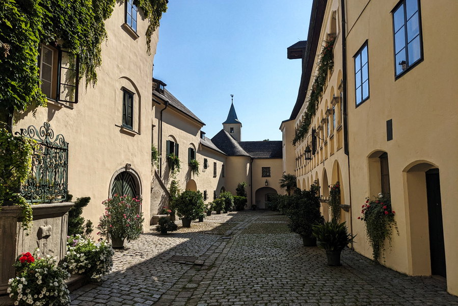 Unglaublich schön gepflegt, nicht nur die Bausubstanz, sondern auch die Dekoration. Neben den Pflanzen gibt es auch viele Schilder mit lustigen Sprüchen. Das Schloss wird bestimmt noch einmal besucht! Foto: Thomas Obermair