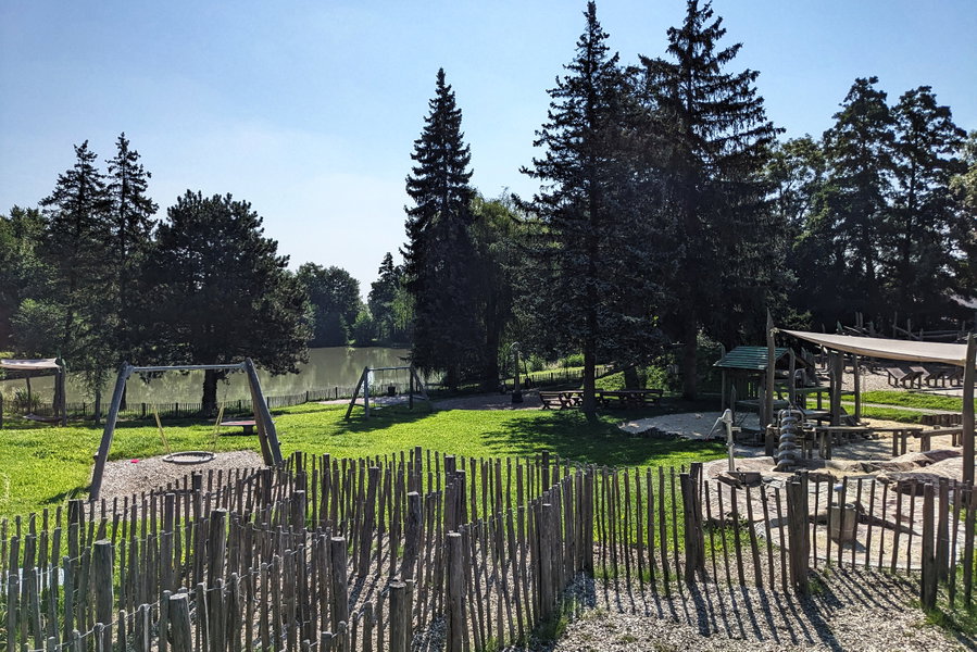Spielplatz und Teich - definitiv eine Gelegenheit, um Wartezeiten zu überbrücken. Zum Baden ist das Wasser allerdings nicht perfekt geeignet. Foto: Thomas Obermair