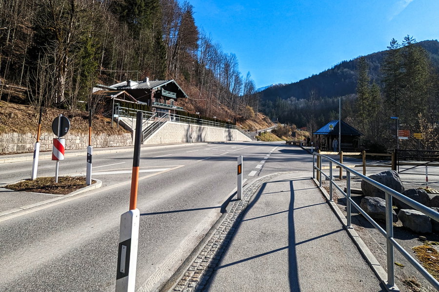 Am Ausgangspunkt Wimbachbrücke. Hinter dem Haus geht es links hinauf. Foto: Maresa Brandner