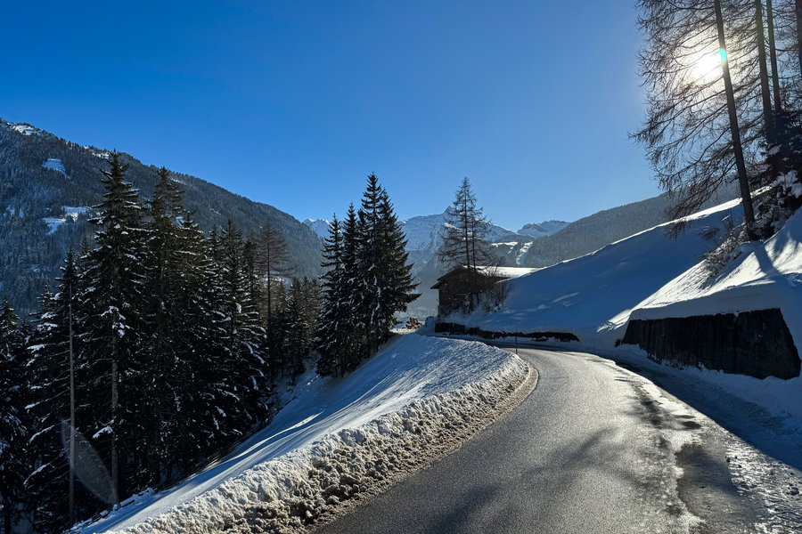In diesem Abschnitt läuft man überwiegend auf der Straße. Foto: Bernhard Walle