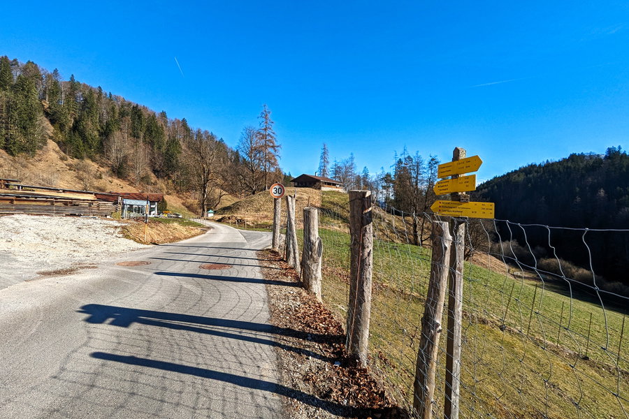 Hier biegen wir links auf einen Schotterweg ab. Foto: Maresa Brandner