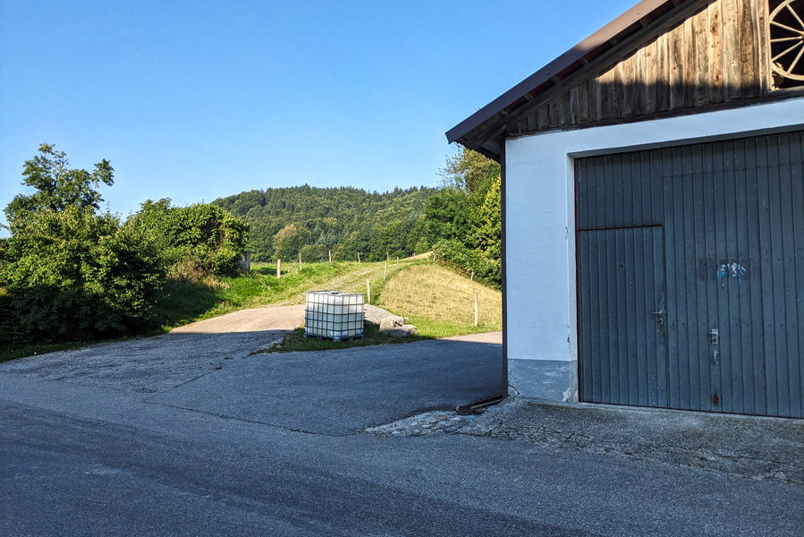 Nach Durchquerung der beiden Höfe geht es auf dem Feldweg links des Stadels weiter. Foto: Thomas Obermair