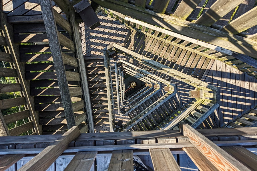Erste Nahansicht des Aussichtsturms. Gleich warten wirklich schnelle Höhenmeter auf uns. Foto: Thomas Obermair
