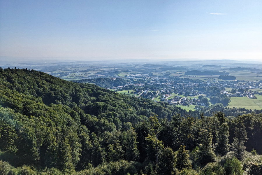 Doch jeder einzelne davon lohnt sich! Hier der Ausblick nach Haag am Hausruck (Nordosten). Foto: Thomas Obermair