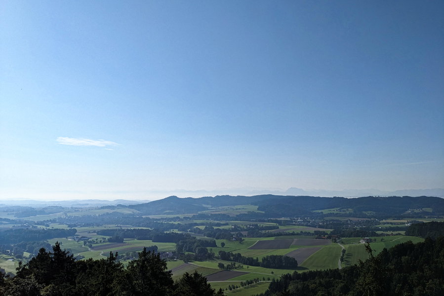 Die anderen Himmelsrichtungen sind geprägt von weiten Wäldern, auch ein Sendemast ist Richtung Süden noch zu entdecken. Gute Sicht ließe auch Berge erkennen, heute sind es nur schwach ihre Silhouetten. Foto: Thomas Obermair