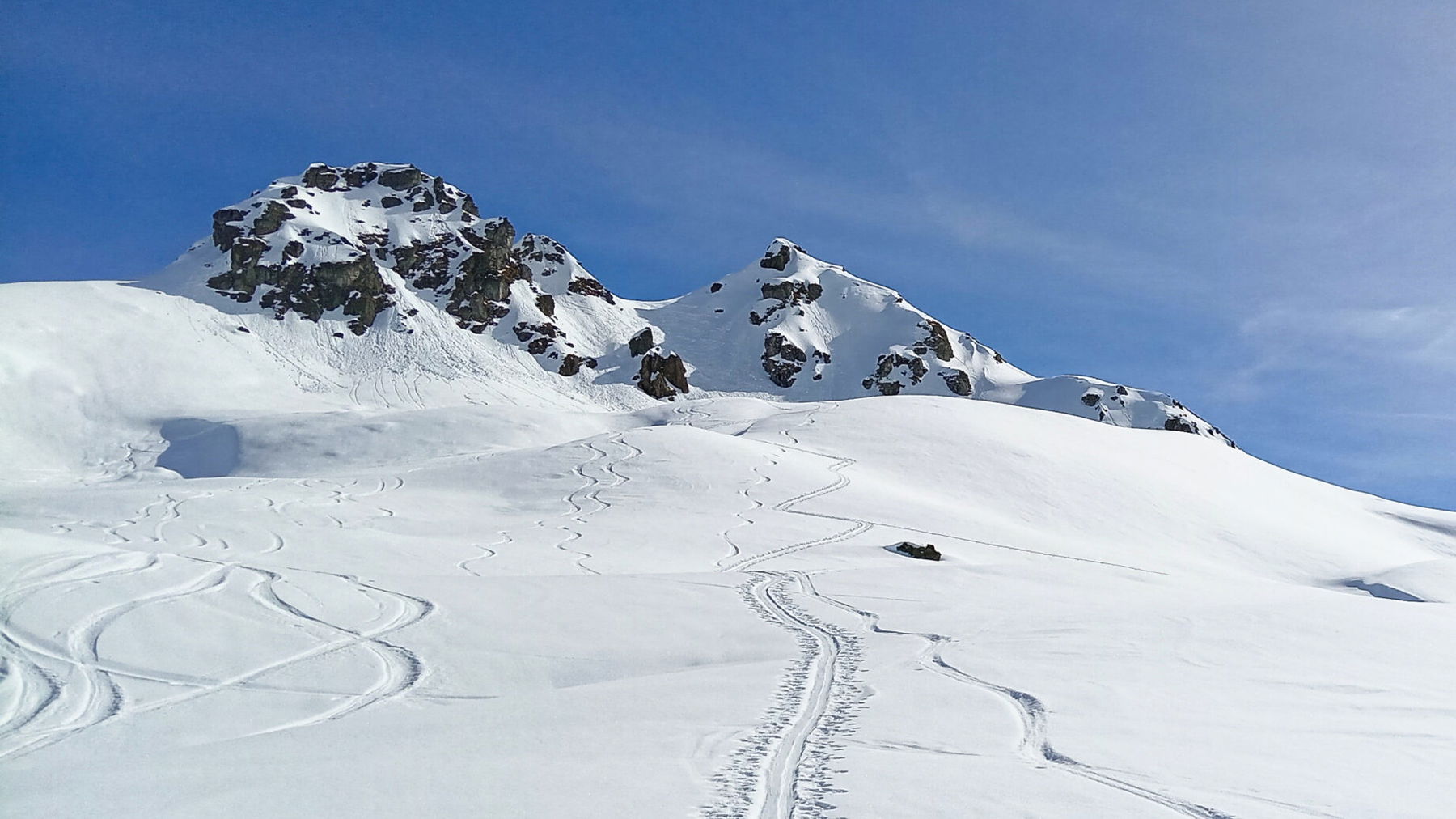 Blick auf den Gipfel von Westen (links der Hauptgipfel, rechts der „Wintergipfel“). Foto: Lisa und Norman