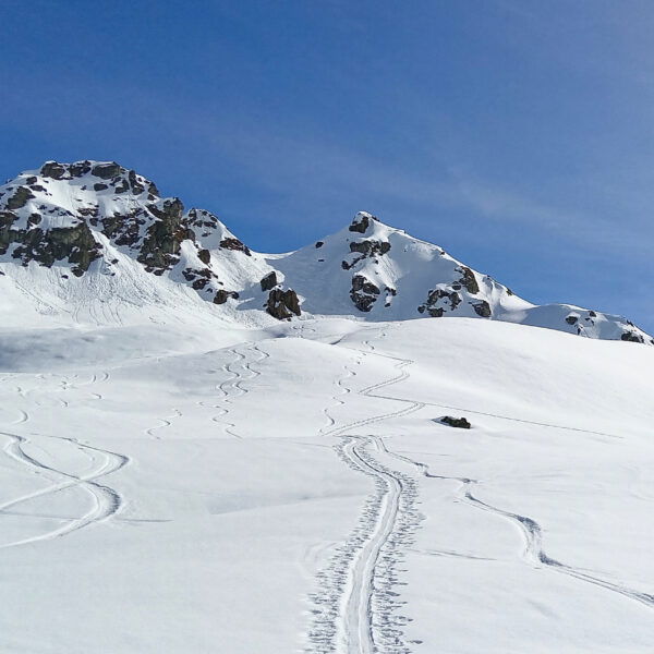 Blick auf den Gipfel von Westen (links der Hauptgipfel, rechts der „Wintergipfel“). Foto: Lisa und Norman