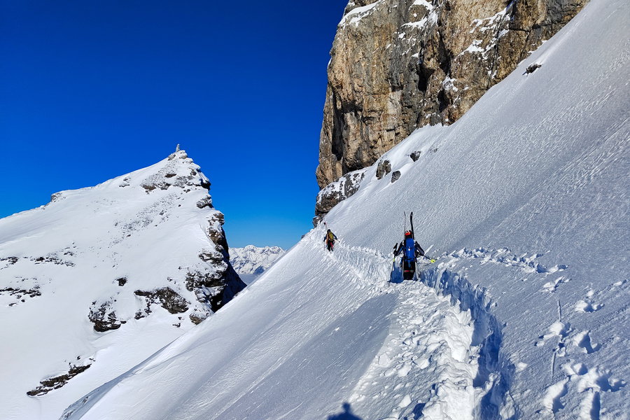 Steile Querung am Weg zur Abseilstelle. Foto: Simon Widy