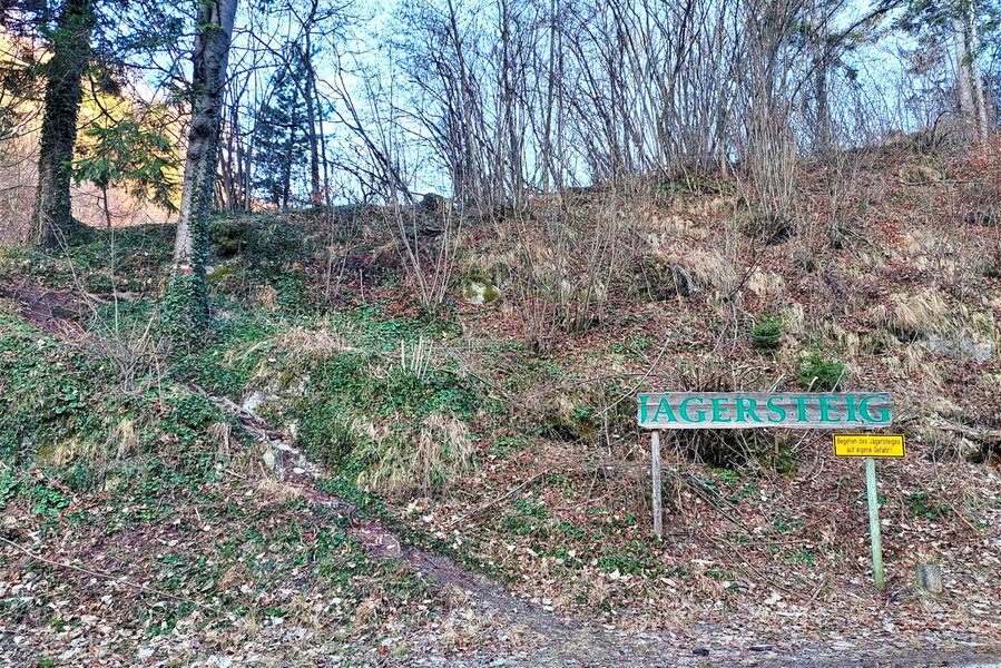 Einstieg in den Jägersteig bei der Bushaltestelle. Foto: Alice Frischherz