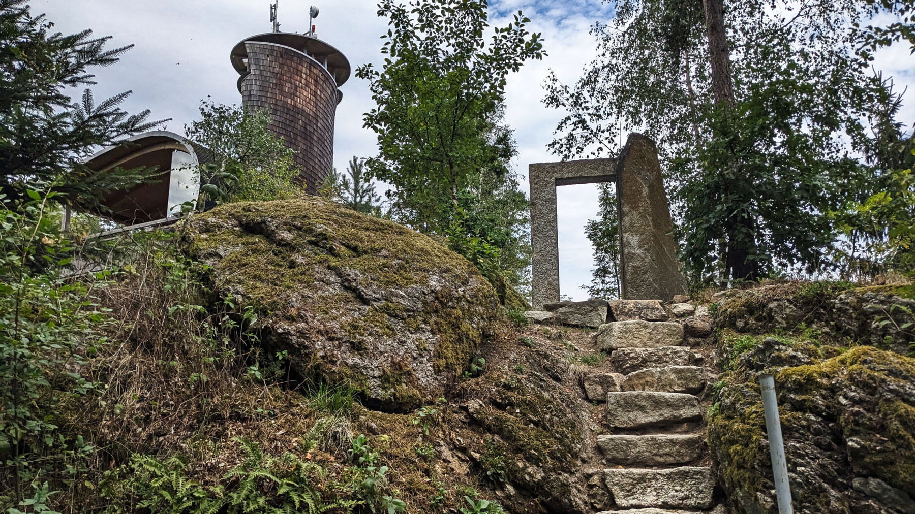 Der liebevoll gestaltete Aussichtsturm “Ho-Haus”. Mit dabei ein Modell der früher an diesem Standort gebauten Burg, einigen Relikten aus dieser Zeit und einem Kühlschrank mit Selbstbedienungskassa. Foto: Thomas Obermair