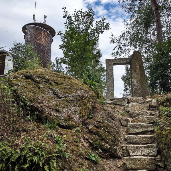 Der liebevoll gestaltete Aussichtsturm “Ho-Haus”. Mit dabei ein Modell der früher an diesem Standort gebauten Burg, einigen Relikten aus dieser Zeit und einem Kühlschrank mit Selbstbedienungskassa. Foto: Thomas Obermair
