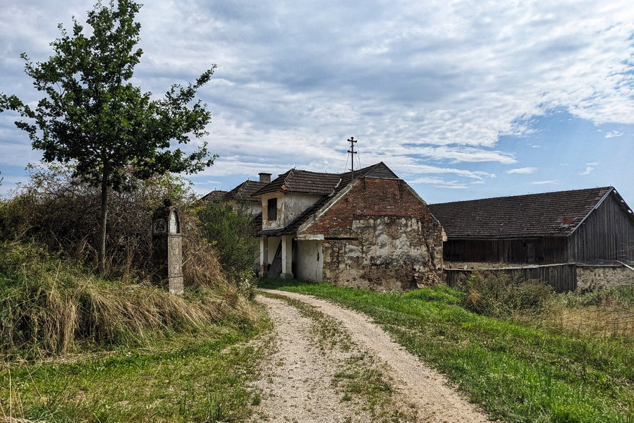 ... einen Hof erreichen, dem nicht mehr viel Leben innewohnt. Hinter dem Gebäude biegen wir rechts ab zum Schloss Weinberg.  Foto: Thomas Obermair