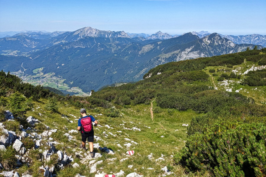 Ein kurzes Stück entlang des Bergrückens gleicht der Abstieg dem Aufstieg. Diesen schönen Wegabschnitt gehen wir gerne ein zweites Mal! Foto: Thomas Obermair